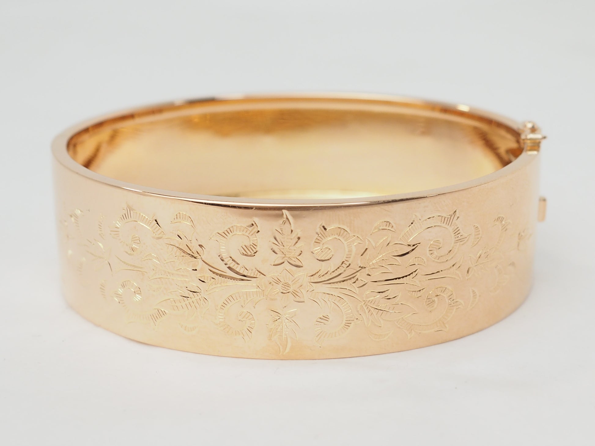 Bracelet jonc ouvrat à décor floral en or rose