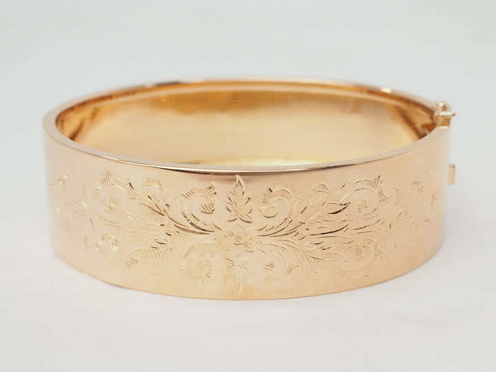 Bracelet jonc ouvrat à décor floral en or rose