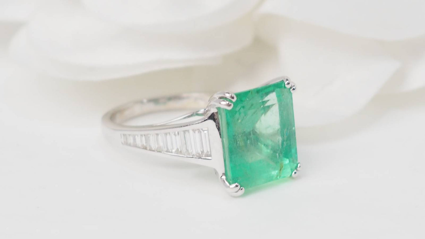 Bague en or blanc, Emeraude 7cts de Colombie et diamants