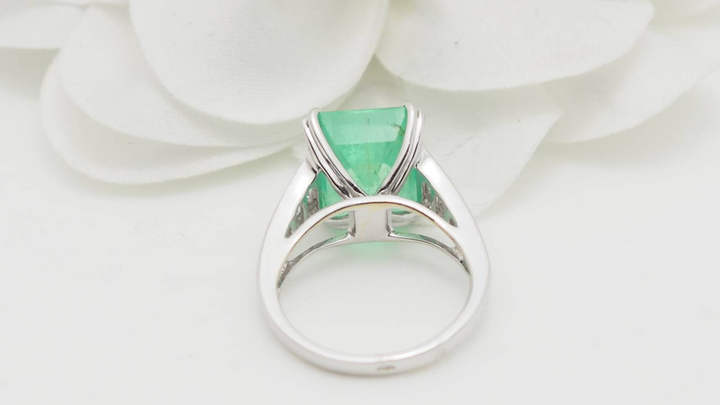 Bague en or blanc, Emeraude 7cts de Colombie et diamants