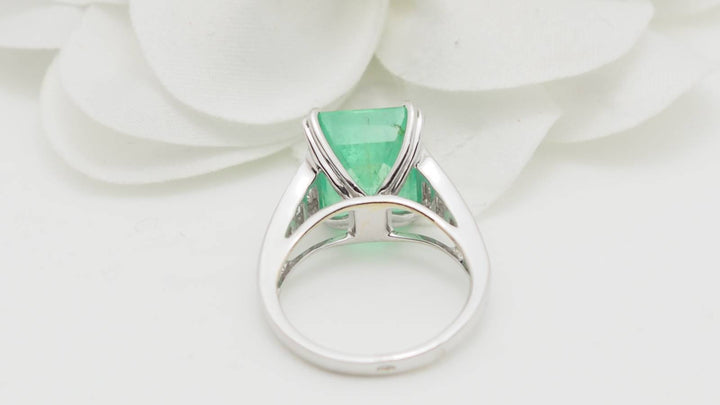 Bague en or blanc, Emeraude 7cts de Colombie et diamants