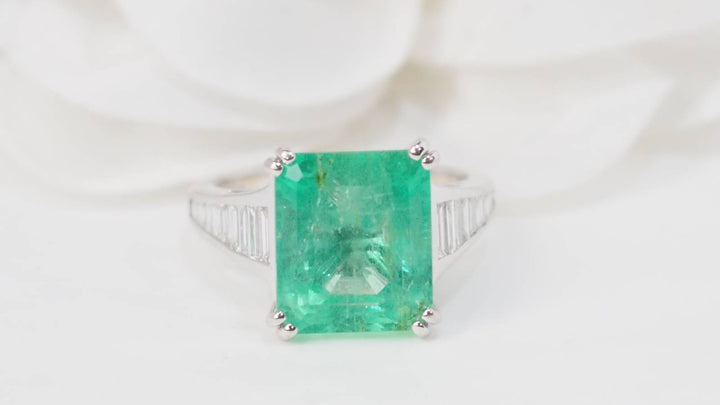 Bague en or blanc, Emeraude 7cts de Colombie et diamants