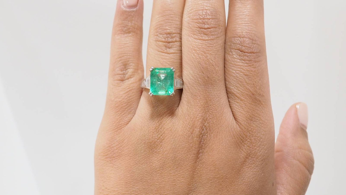 Bague en or blanc, Emeraude 7cts de Colombie et diamants