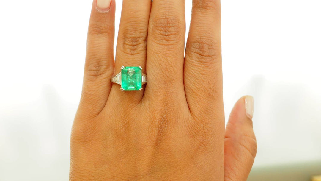 Bague en or blanc, Emeraude 7cts de Colombie et diamants