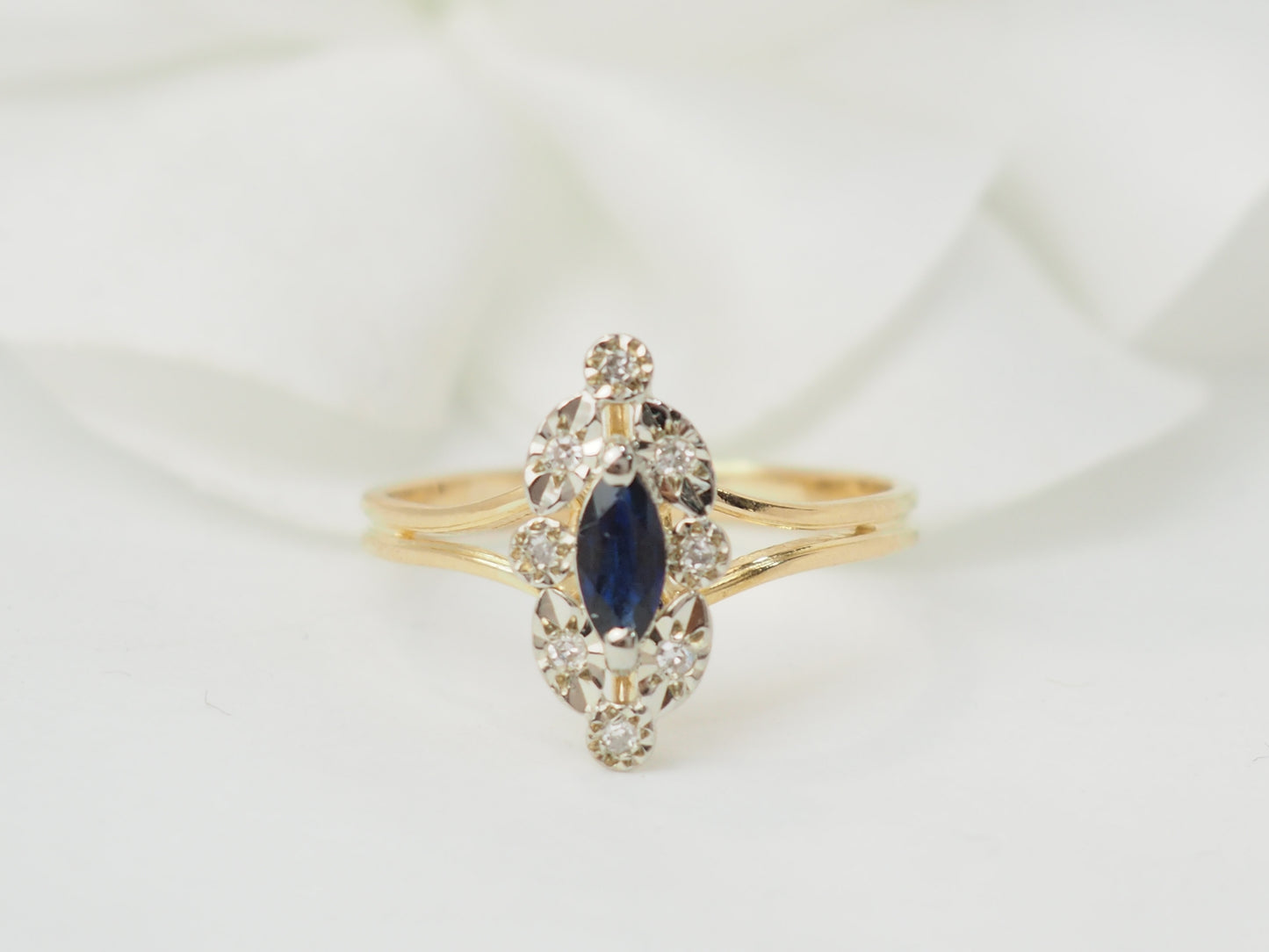 Bague marquise en or jaune et saphir