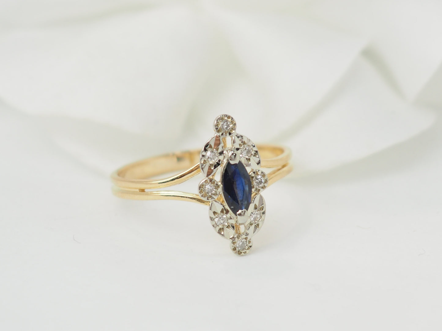 Bague marquise en or jaune, saphir et diamants