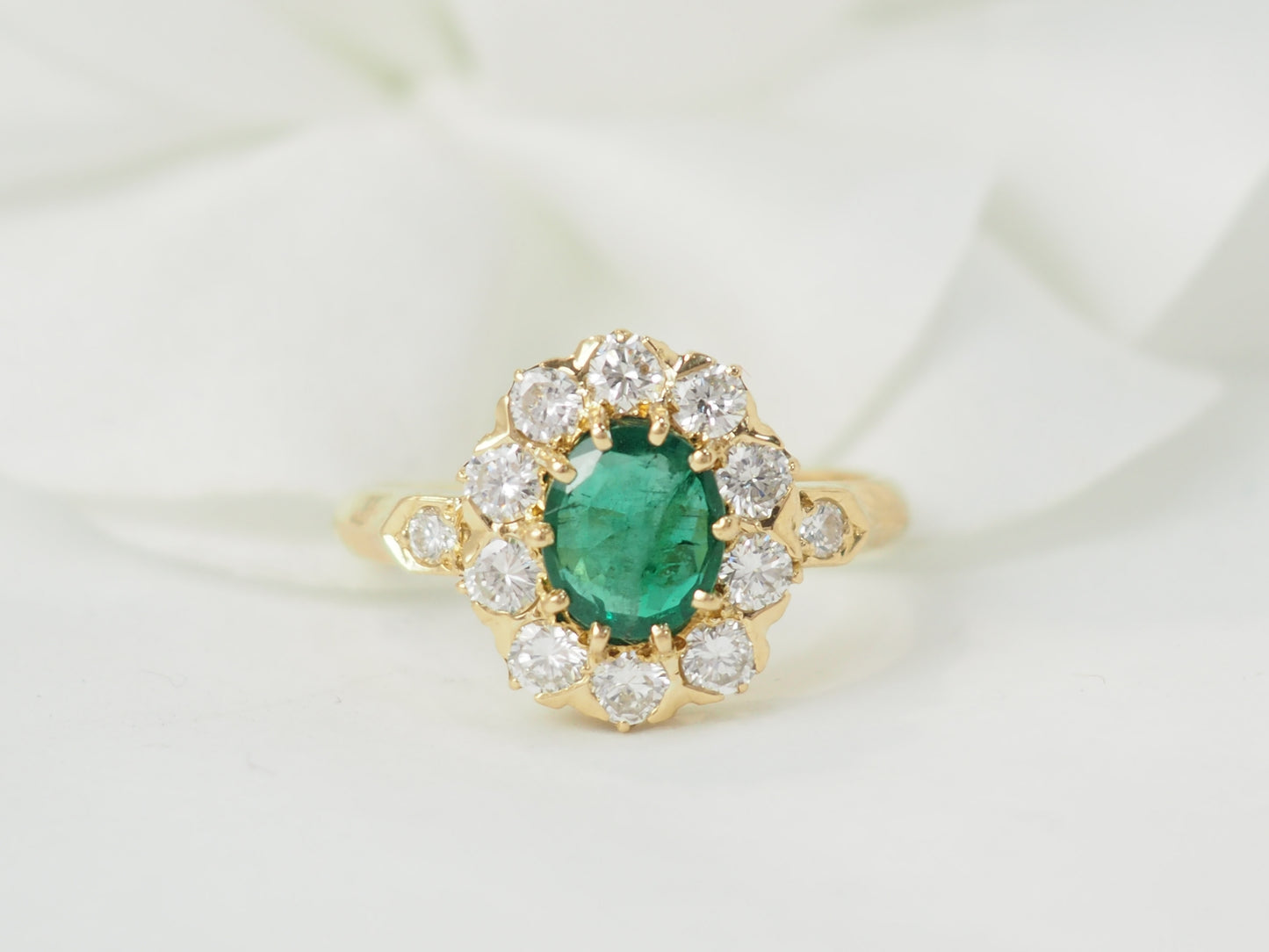 Bague marguerite en or jaune, emeraude et diamants