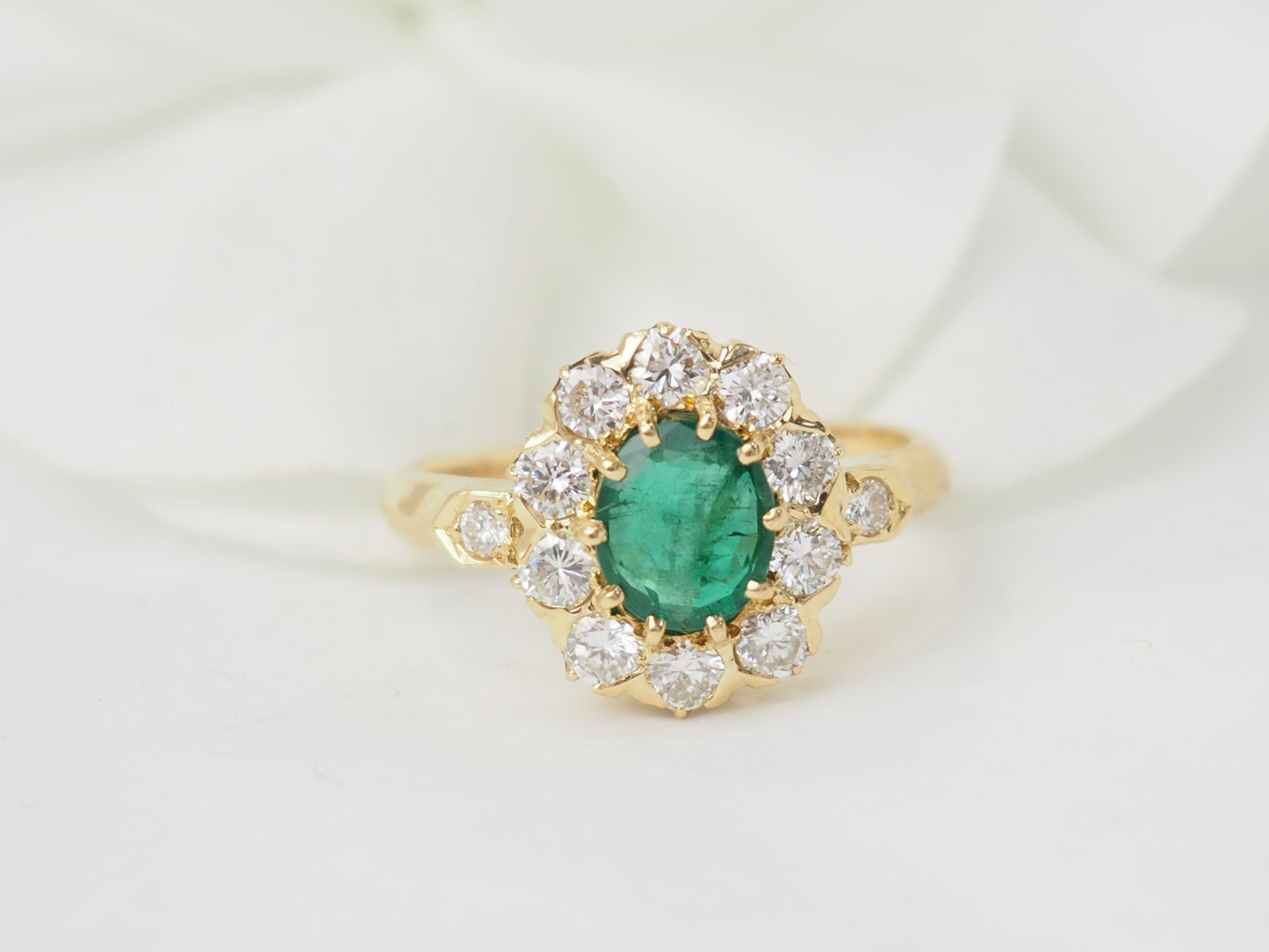 Bague marguerite en or jaune, emeraude et diamants