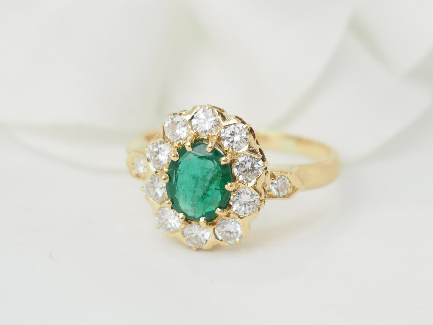 Bague marguerite en or jaune, emeraude et diamants