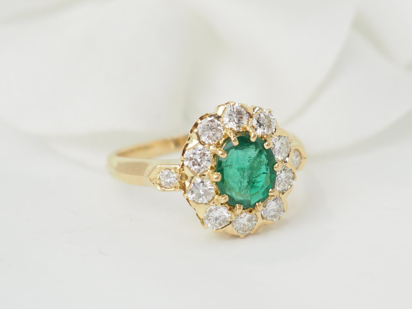 Bague marguerite en or jaune, emeraude et diamants