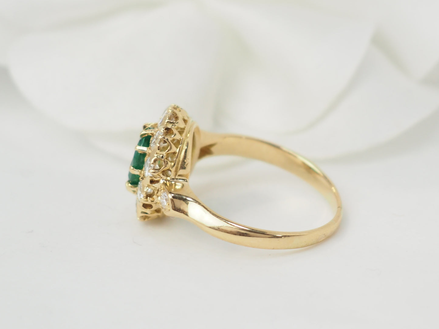 Bague marguerite en or jaune, emeraude et diamants