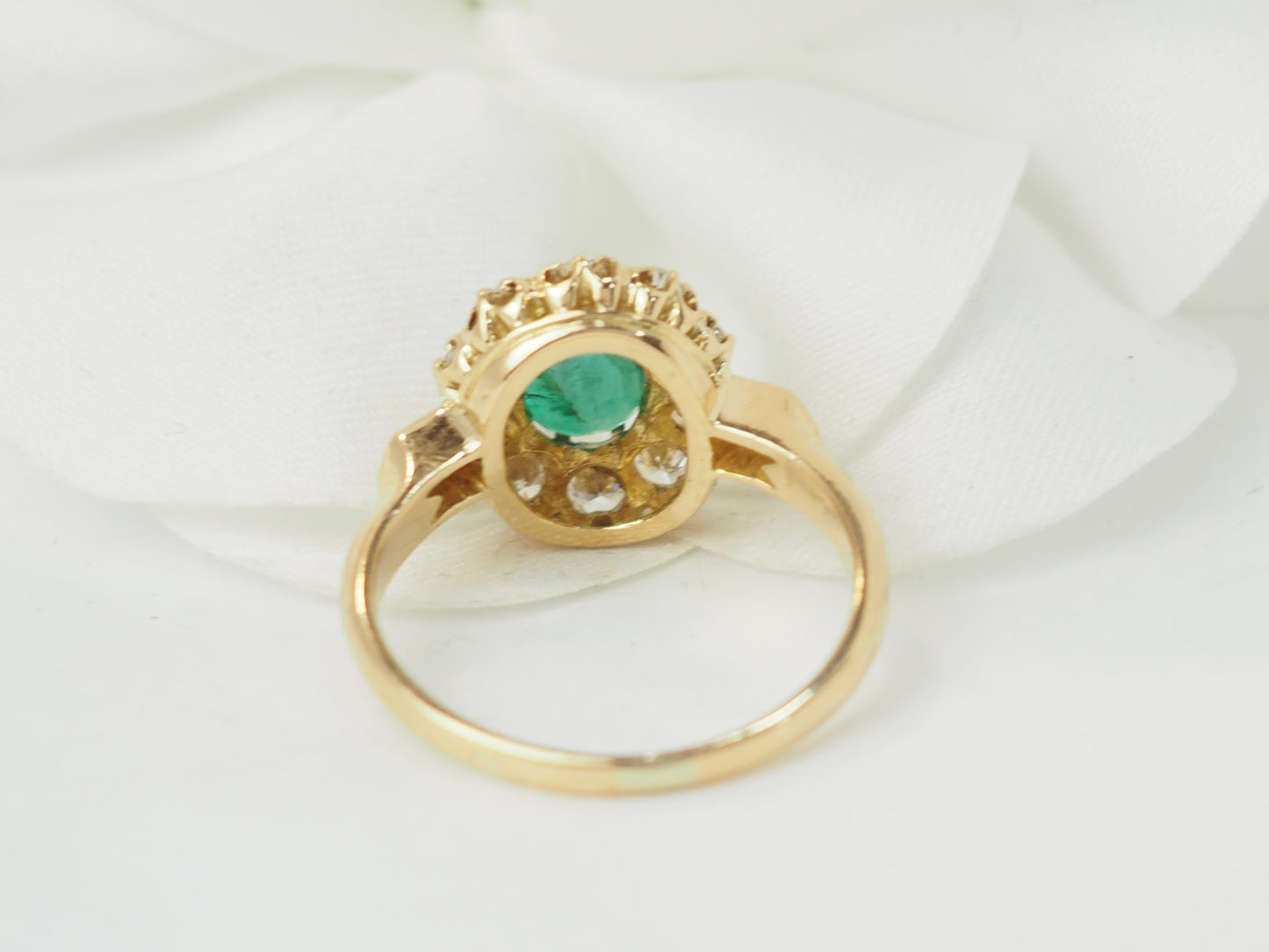 Bague marguerite en or jaune, emeraude et diamants