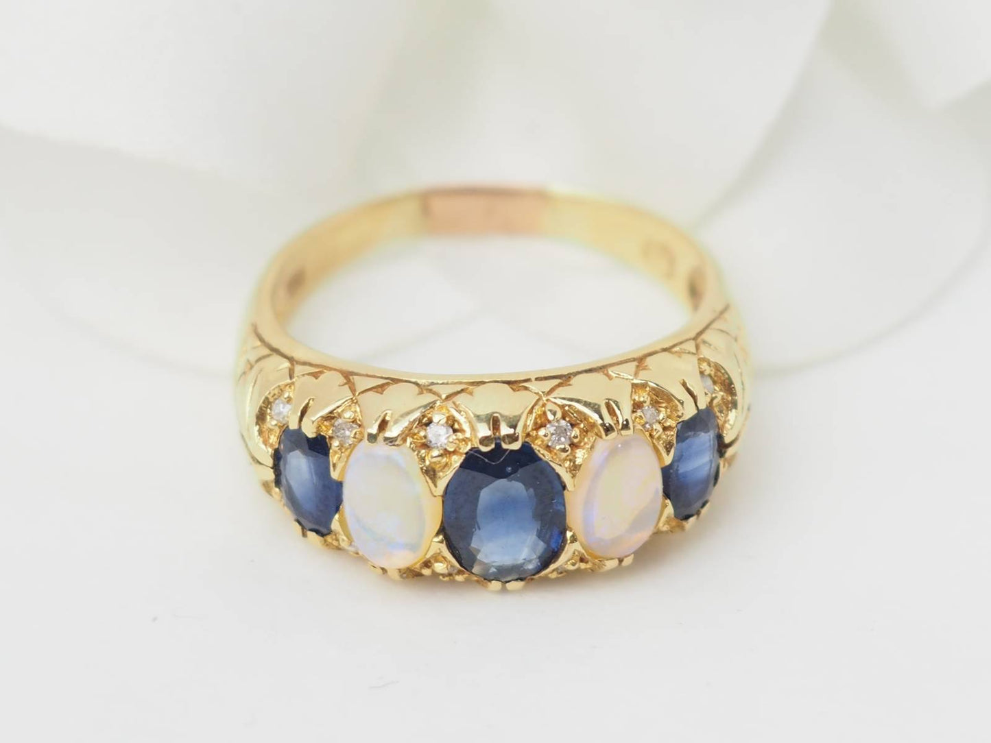 Bague jarretière en or jaune, saphirs et pierres de lune