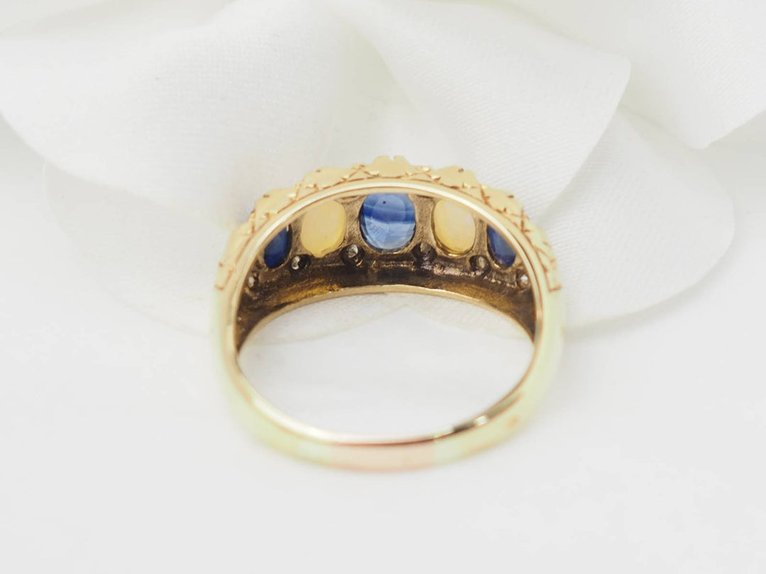 Bague jarretière en or jaune, saphirs et pierres de lune
