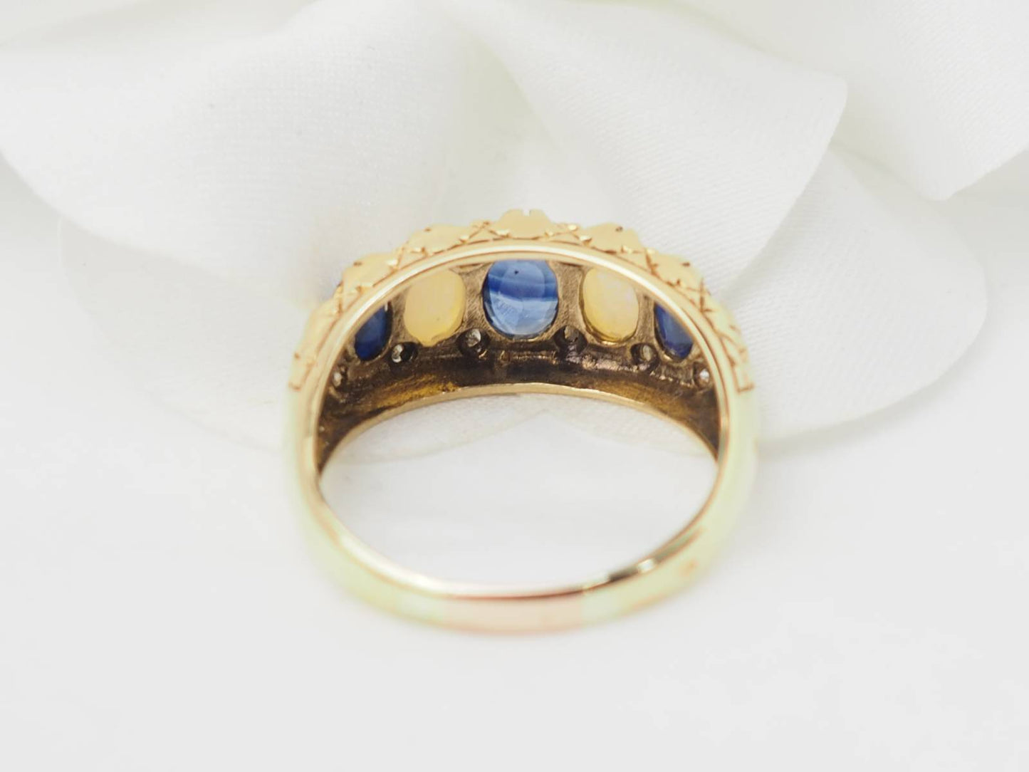 Bague jarretière en or jaune, saphirs et pierres de lune