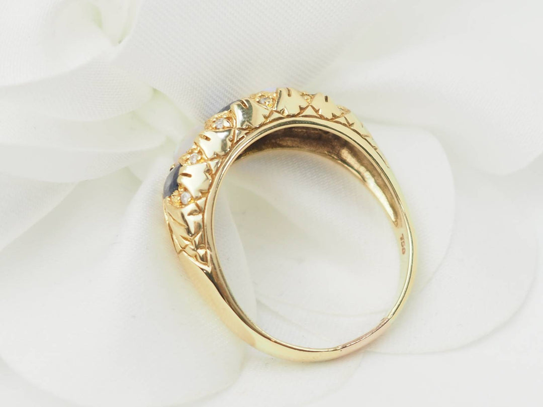Bague jarretière en or jaune, saphirs et pierres de lune