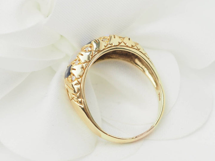 Bague jarretière en or jaune, saphirs et pierres de lune