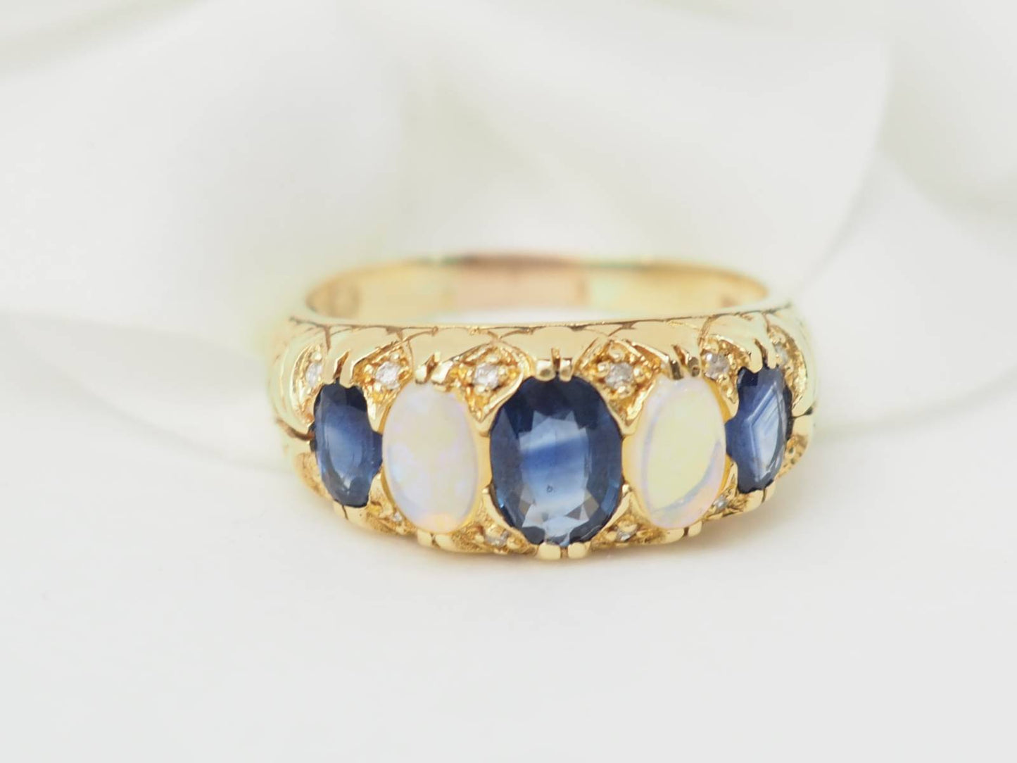 Bague jarretière en or jaune, saphirs et pierres de lune