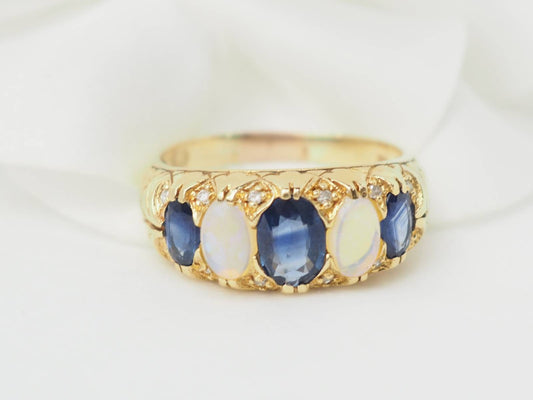 Bague jarretière en or jaune, saphirs et pierres de lune