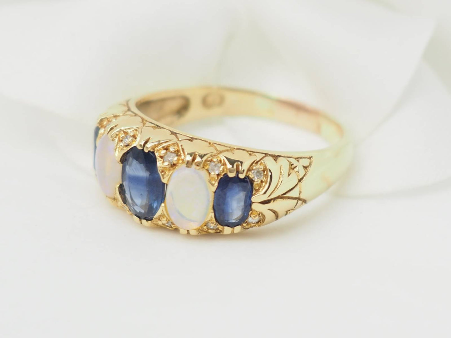 Bague jarretière en or jaune, saphirs et pierres de lune