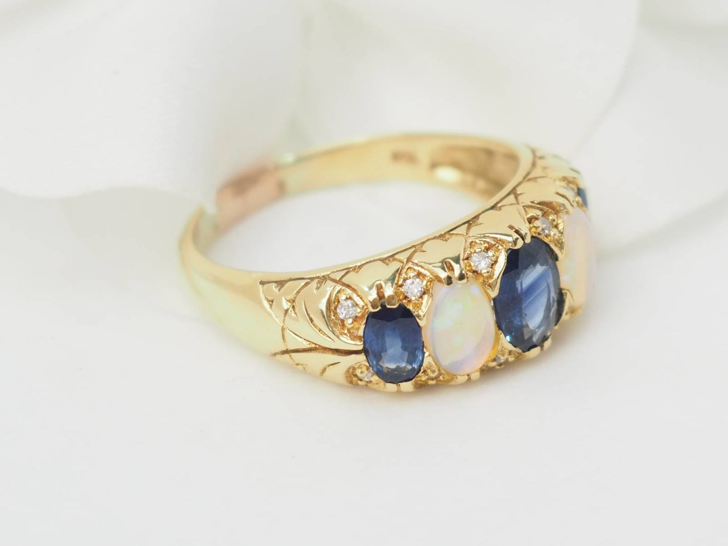 Bague jarretière en or jaune, saphirs et pierres de lune