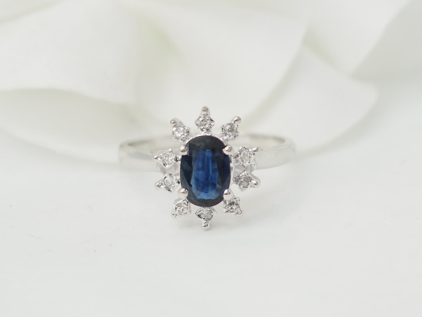 Bague marguerite en or blanc et saphir