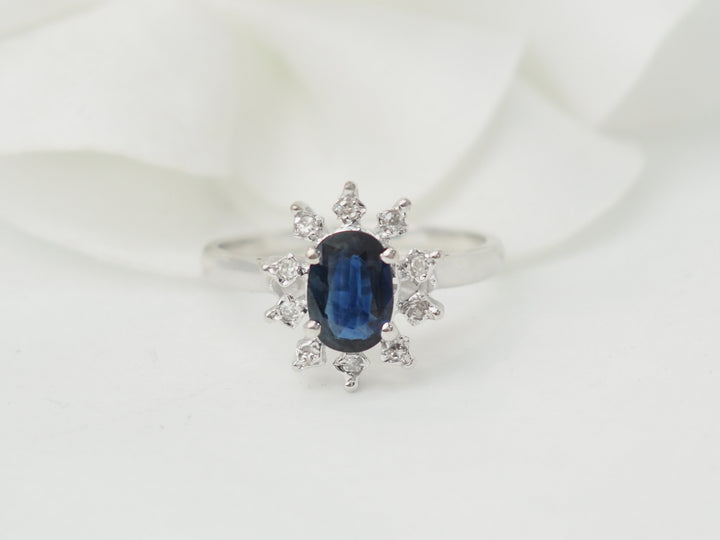 Bague marguerite en or blanc et saphir