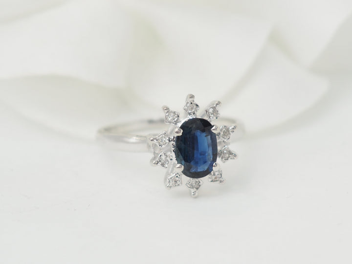 Bague marguerite en or blanc et saphir