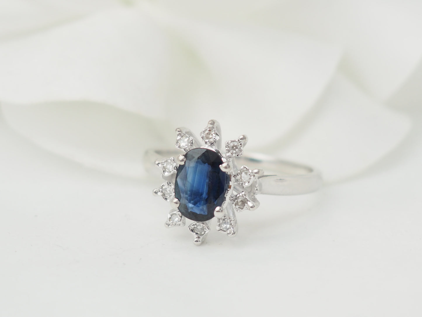 Bague marguerite en or blanc et saphir