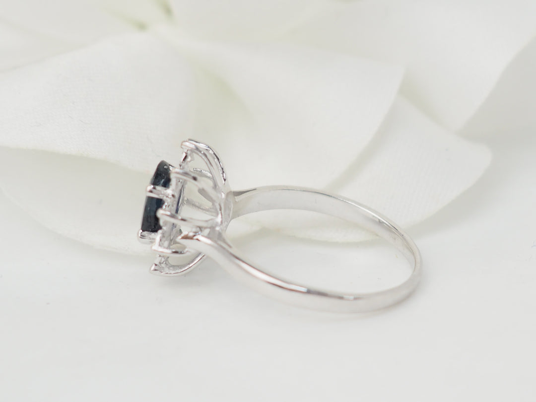 Bague marguerite en or blanc et saphir