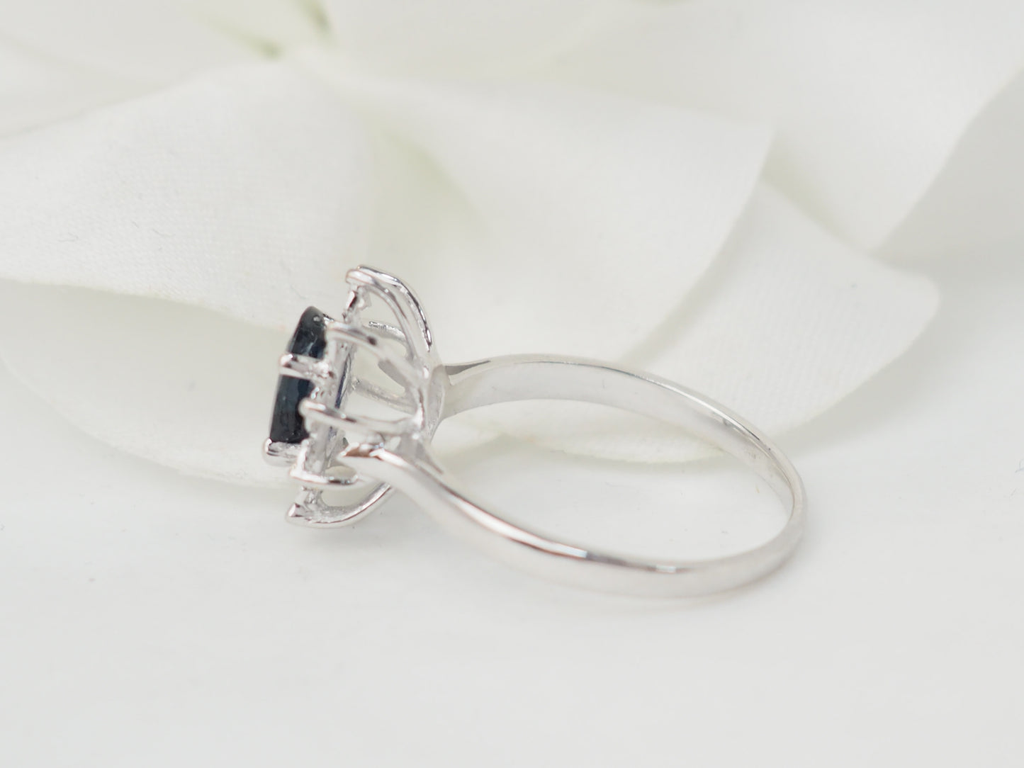 Bague marguerite en or blanc et saphir