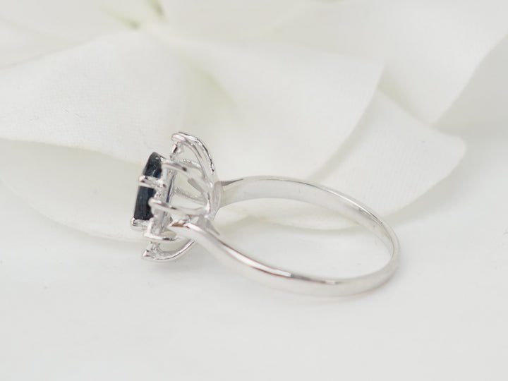 Bague marguerite en or blanc et saphir
