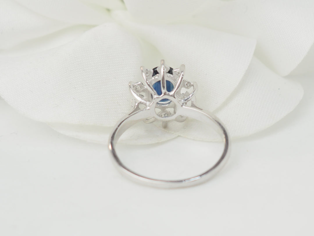 Bague marguerite en or blanc et saphir