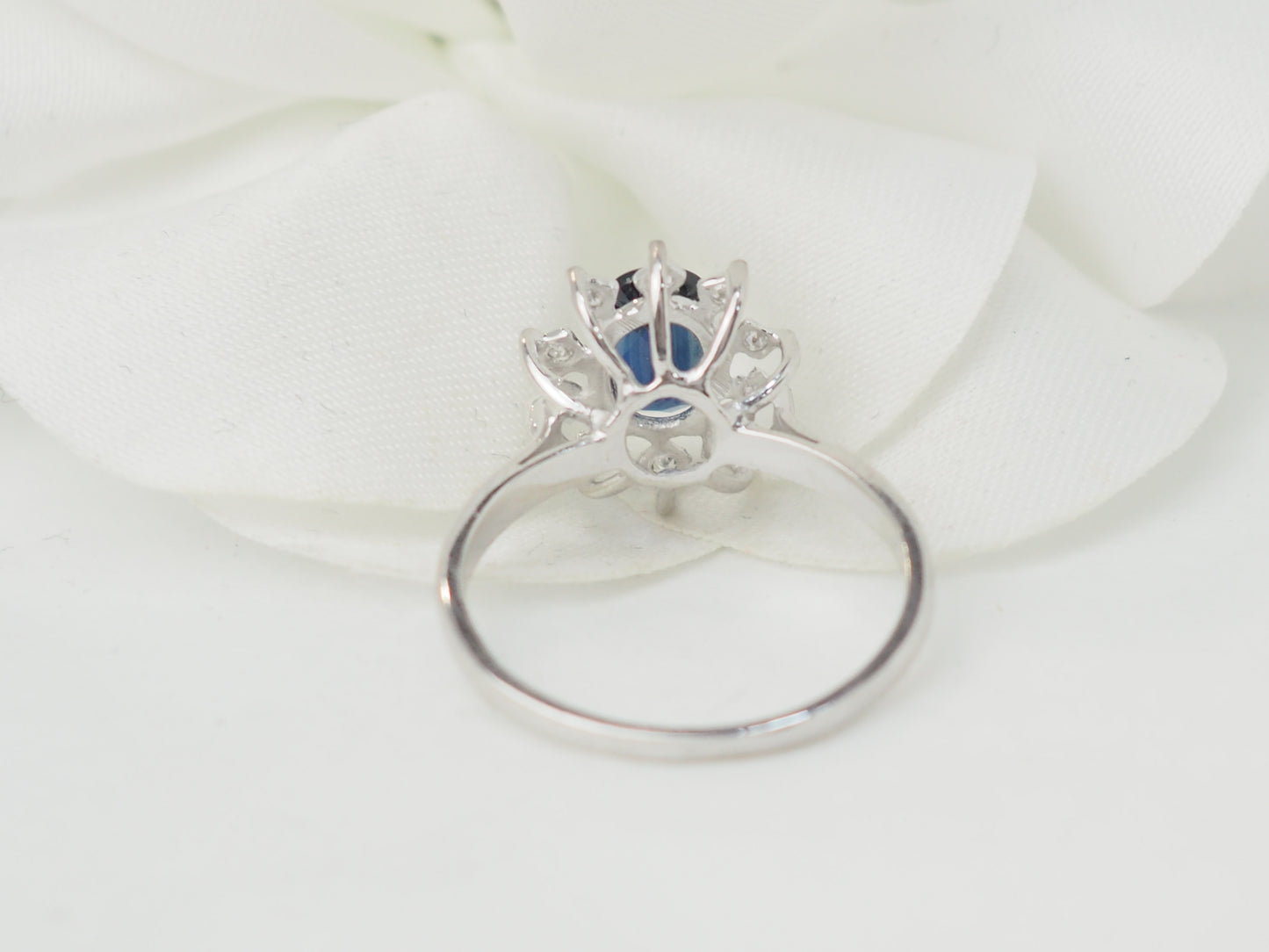 Bague marguerite en or blanc et saphir