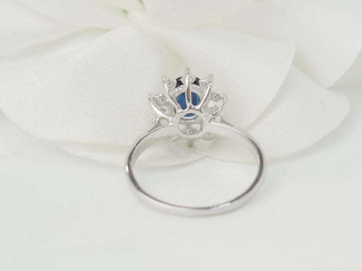 Bague marguerite en or blanc et saphir