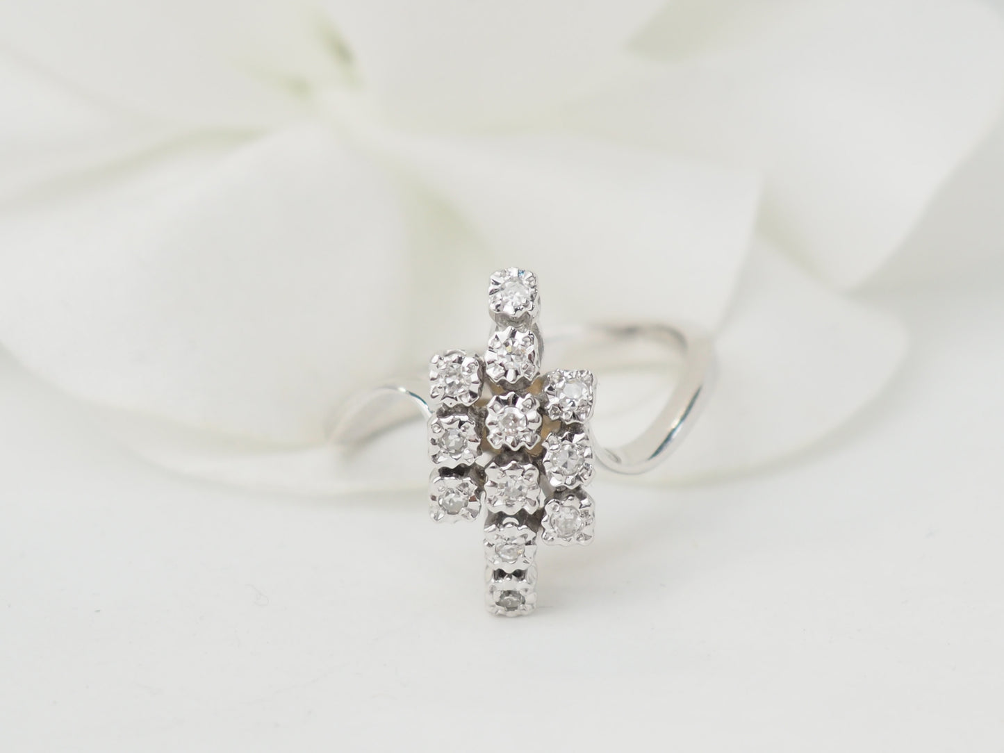 Bague vintage en or blanc et diamants