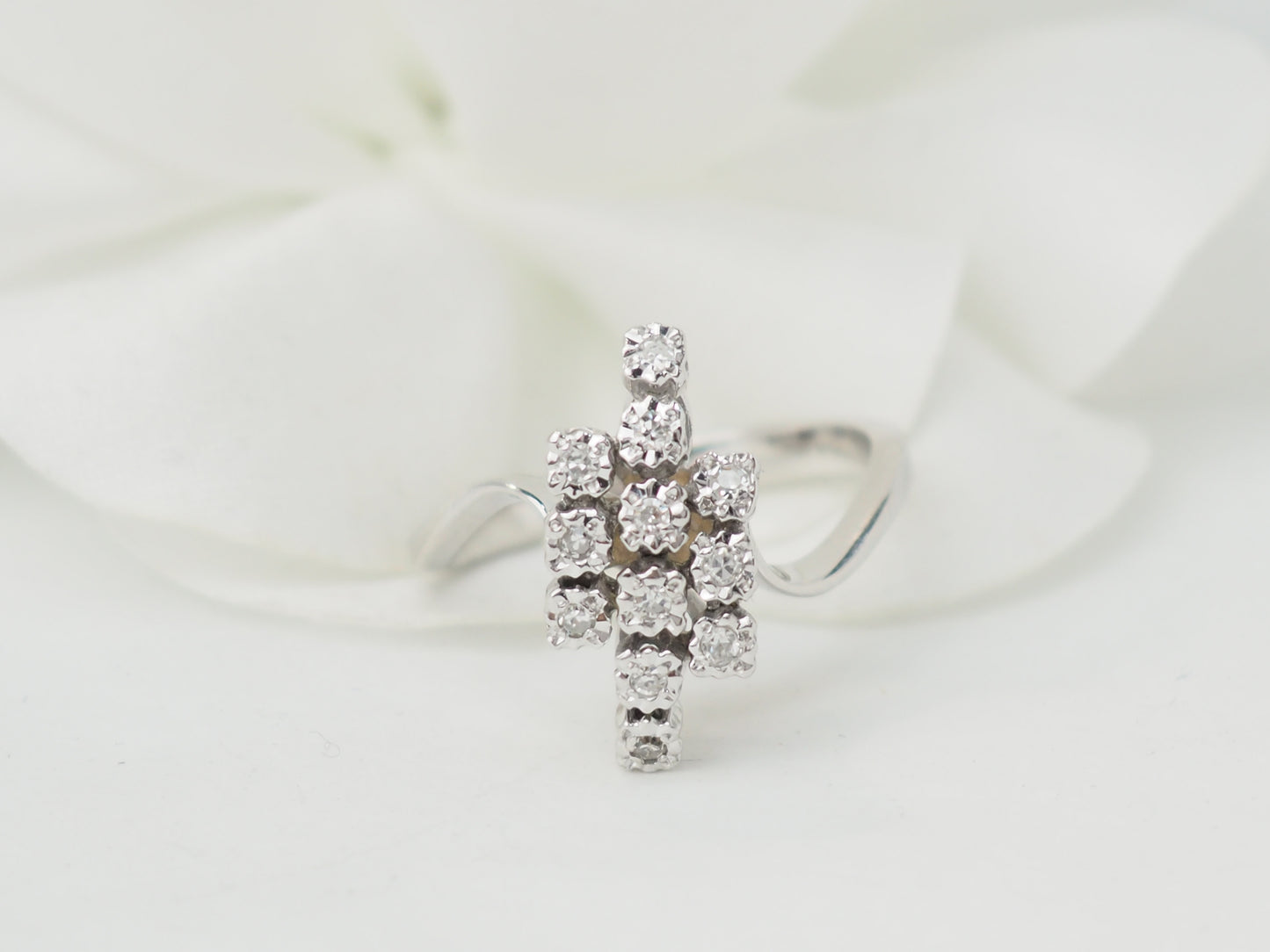 Bague vintage en or blanc et diamants
