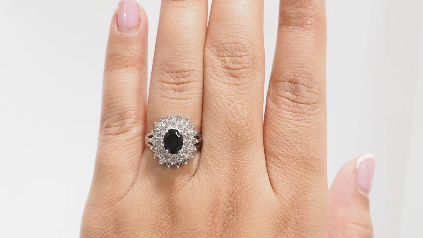 Bague entourage en or blanc, saphir ovale et diamants