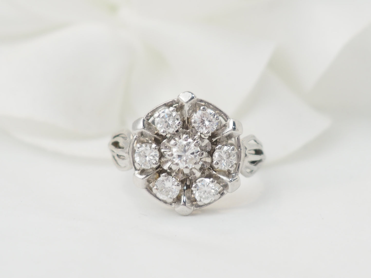 Bague marguerite en or blanc et diamants