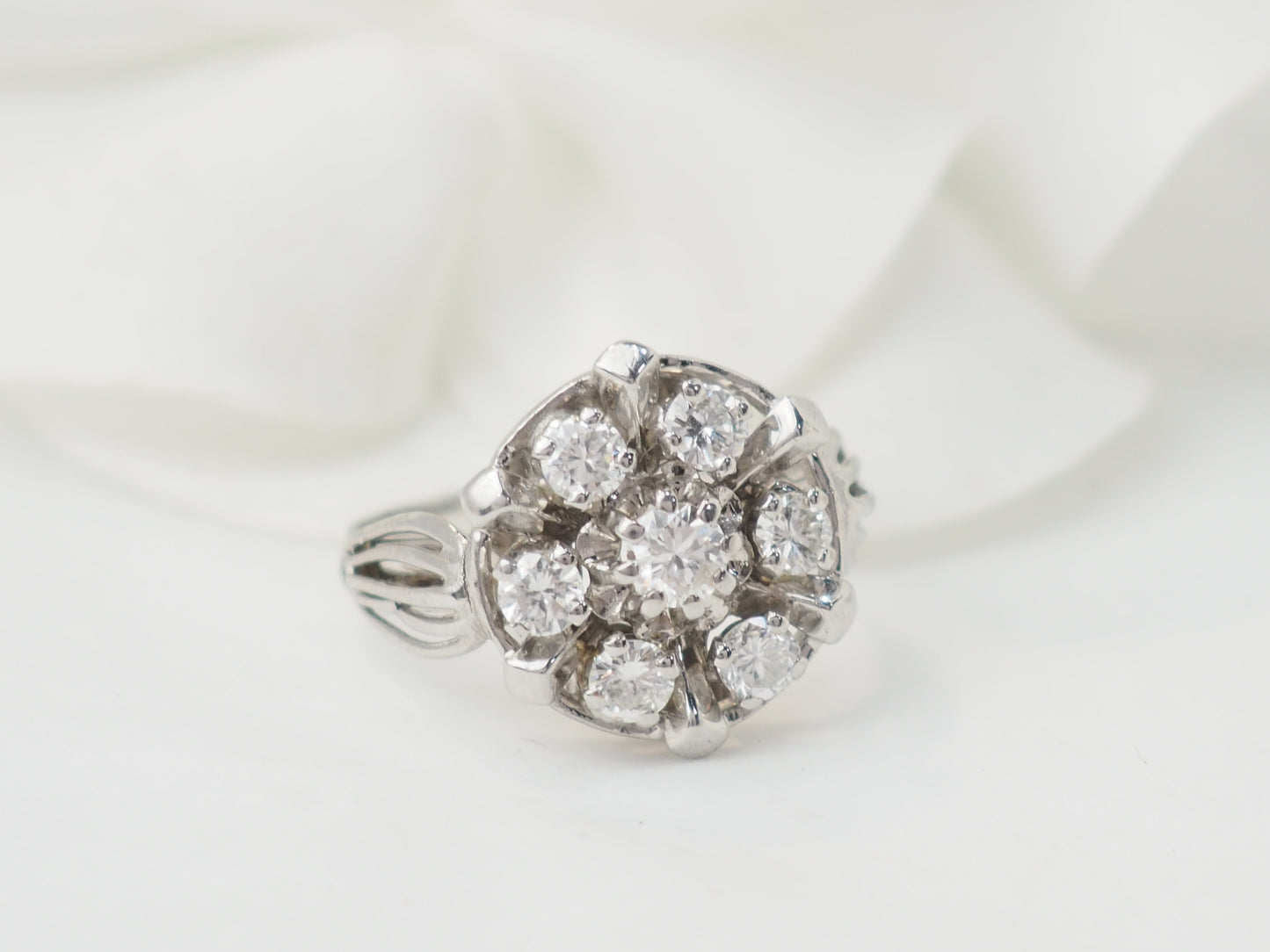 Bague marguerite en or blanc et diamants
