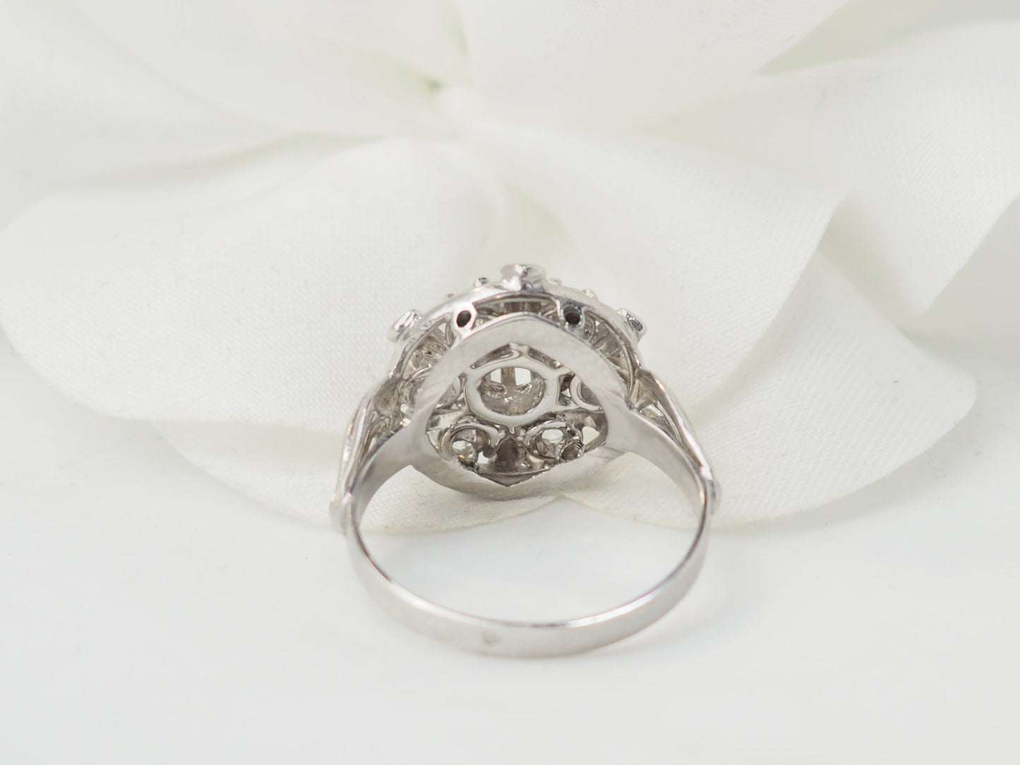 Bague marguerite en or blanc et diamants