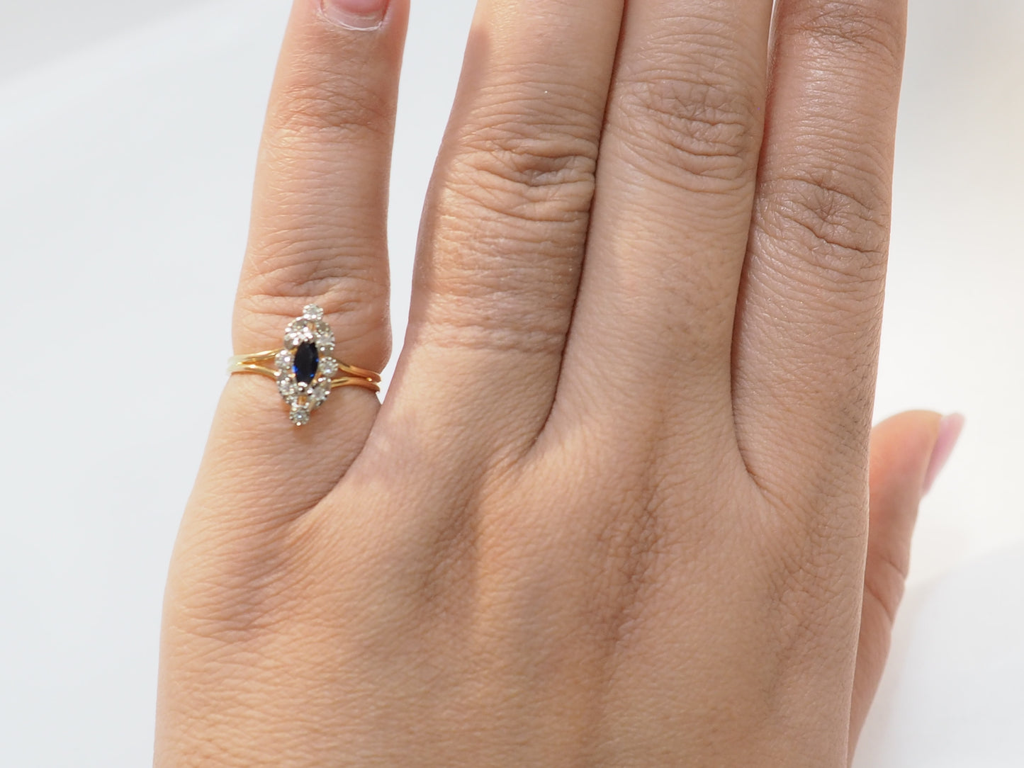 Bague marquise en or jaune, saphir et diamants