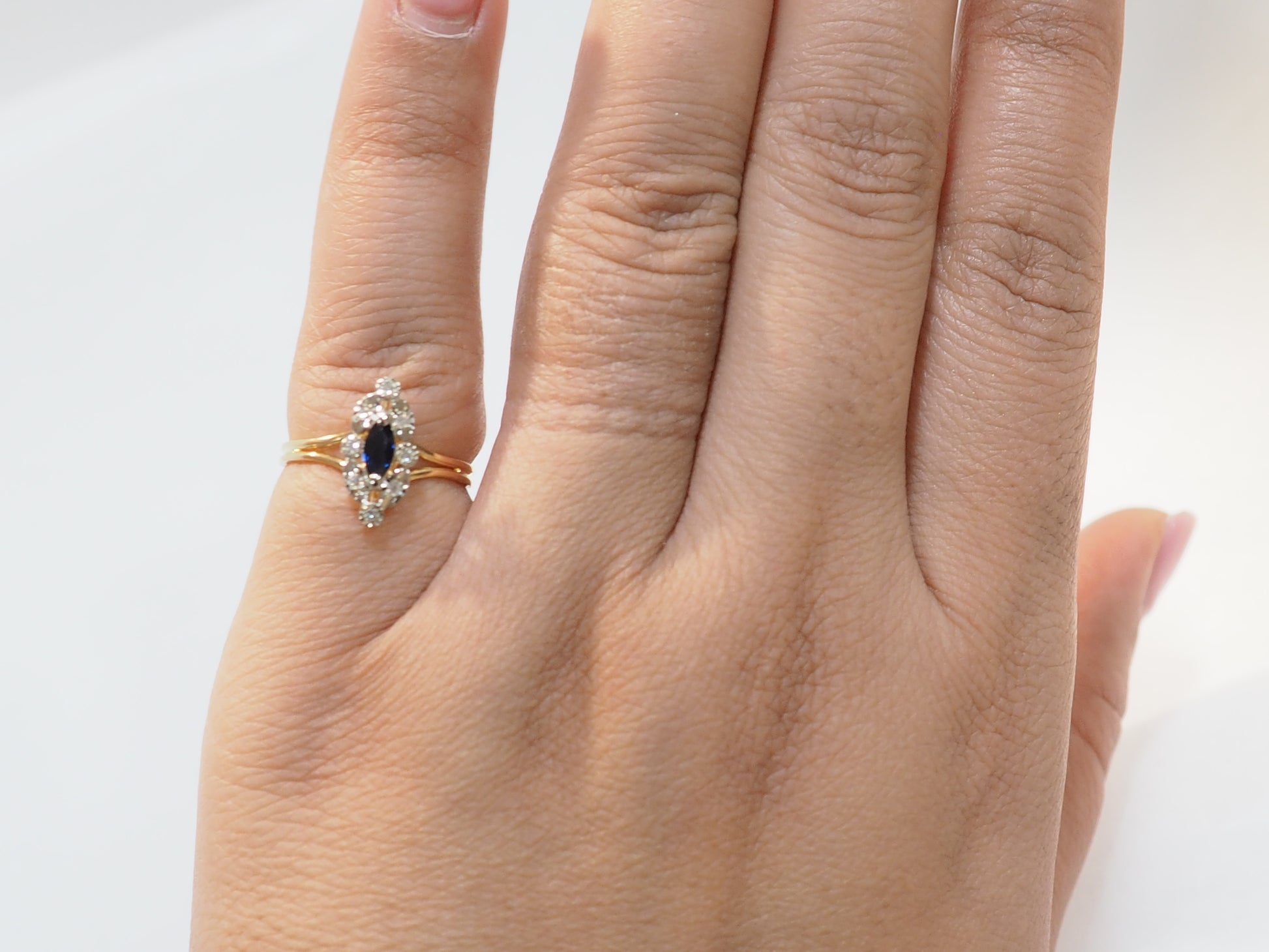 Bague marquise en or jaune, saphir et diamants