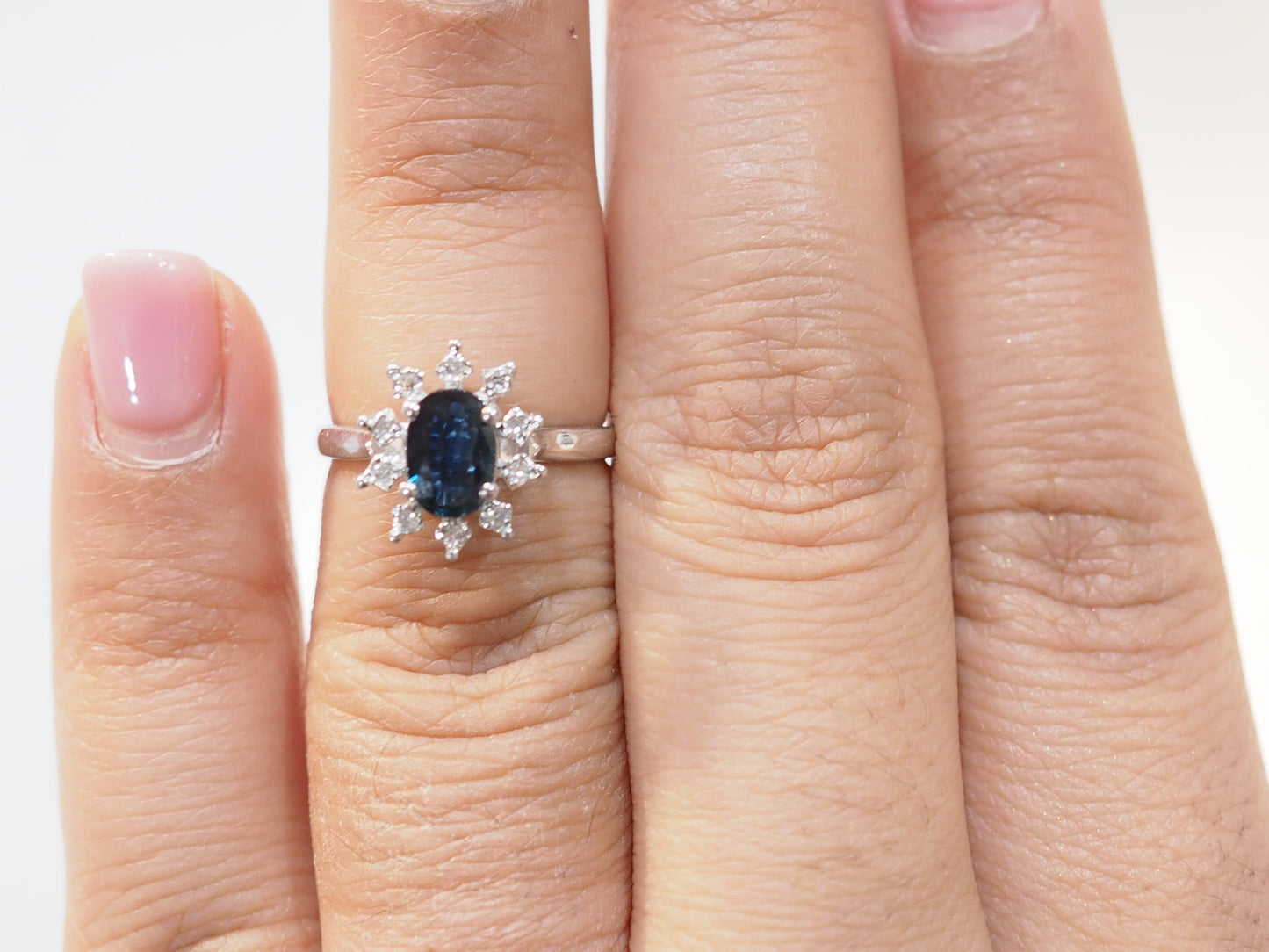 Bague marguerite en or blanc et saphir