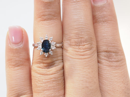 Bague marguerite en or blanc et saphir