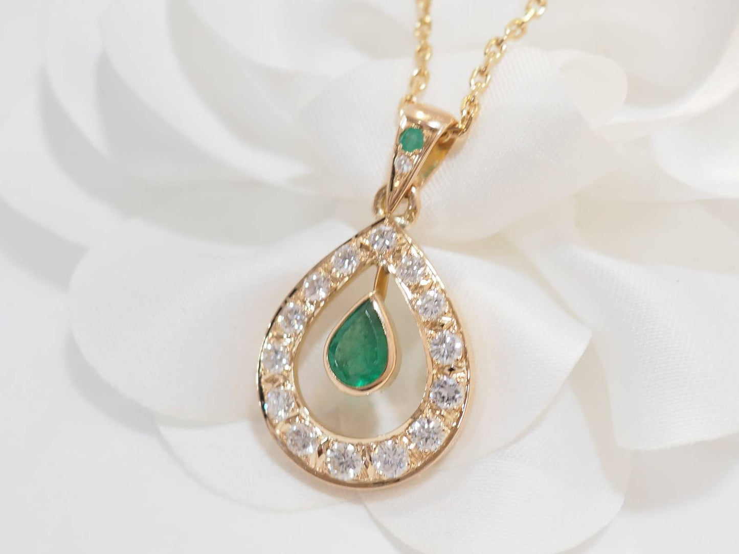 Collier pendentif en or jaune, émeraude et diamants