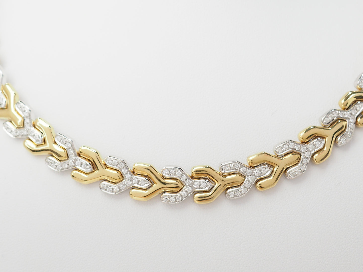 Collier ras de cou chevron en or jaune et diamants