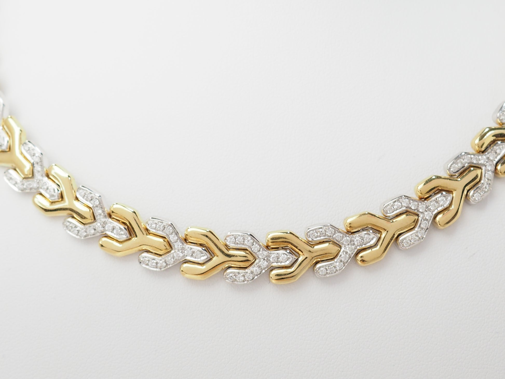 Collier ras de cou chevron en or jaune et diamants