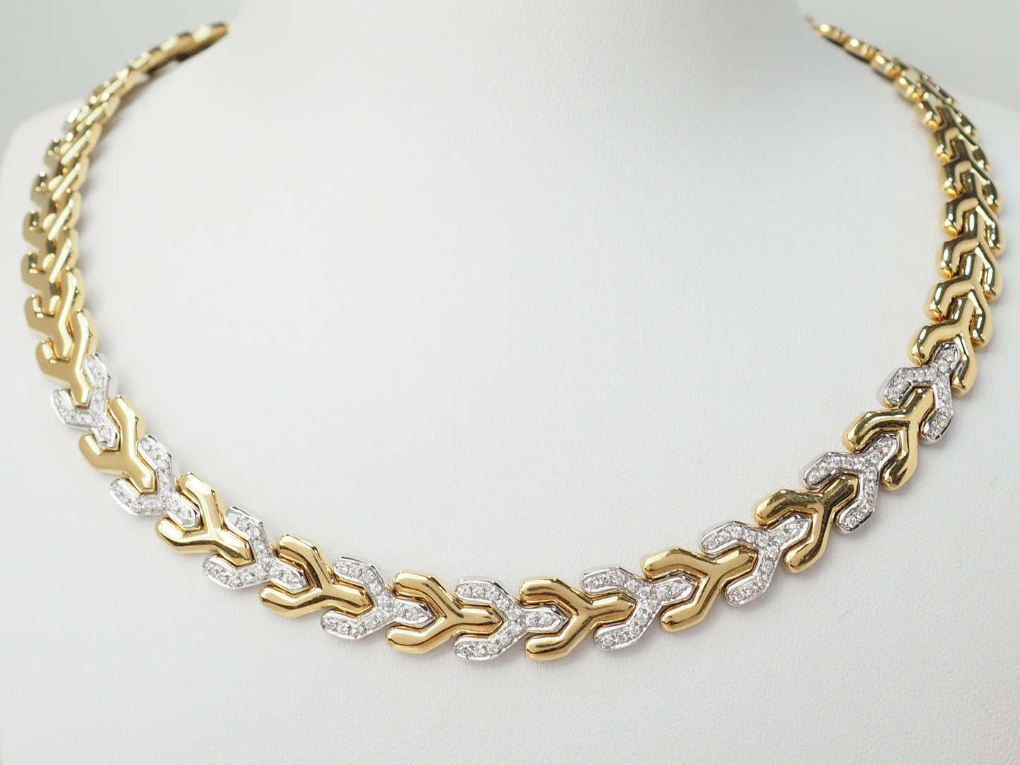 Collier ras de cou maille chevron en or jaune et diamants