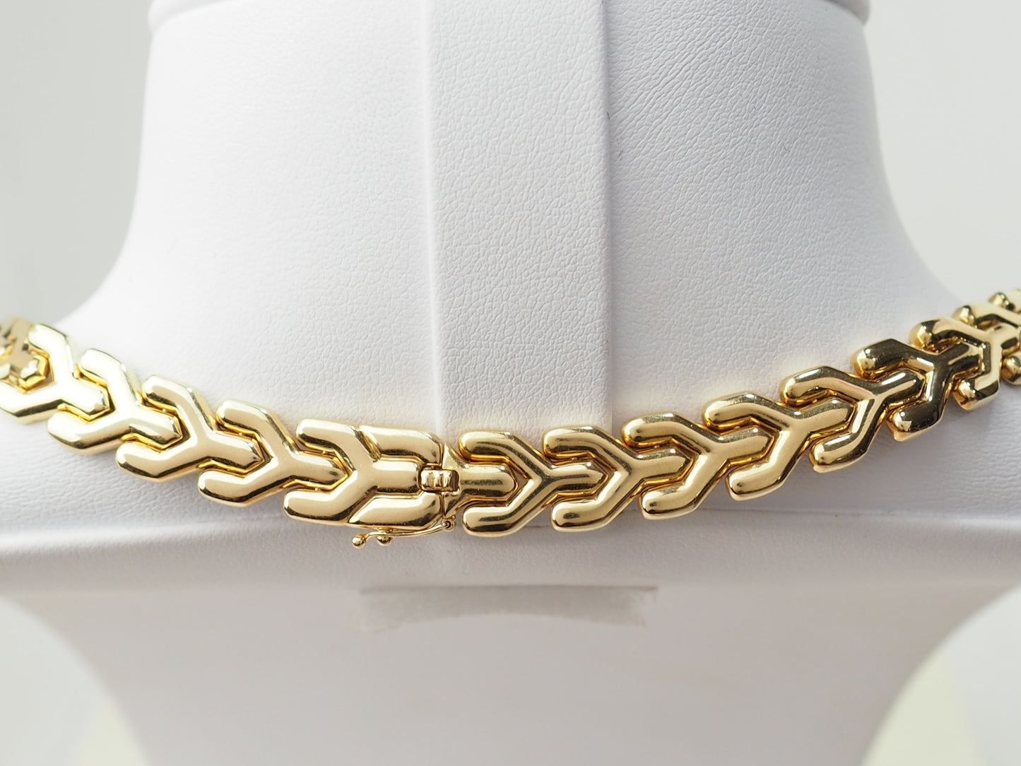 Collier ras de cou maille chevron en or jaune et diamants